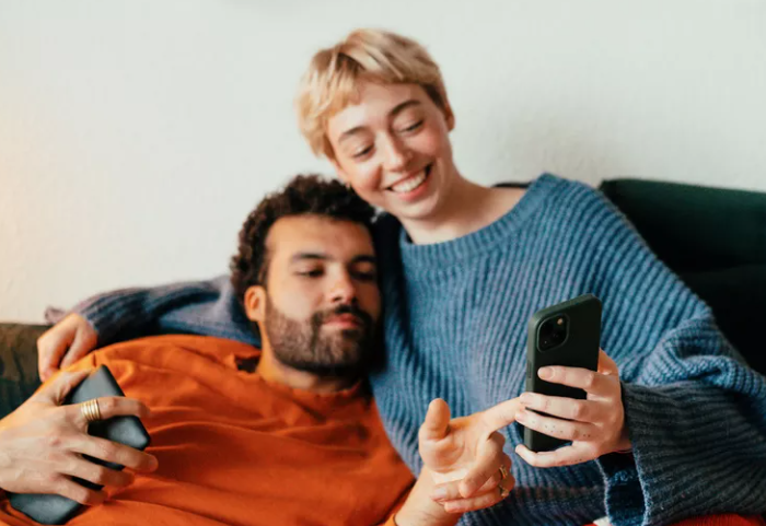 Mandar memes ayuda a fortalecer la comunicación y el vínculo emocional en pareja