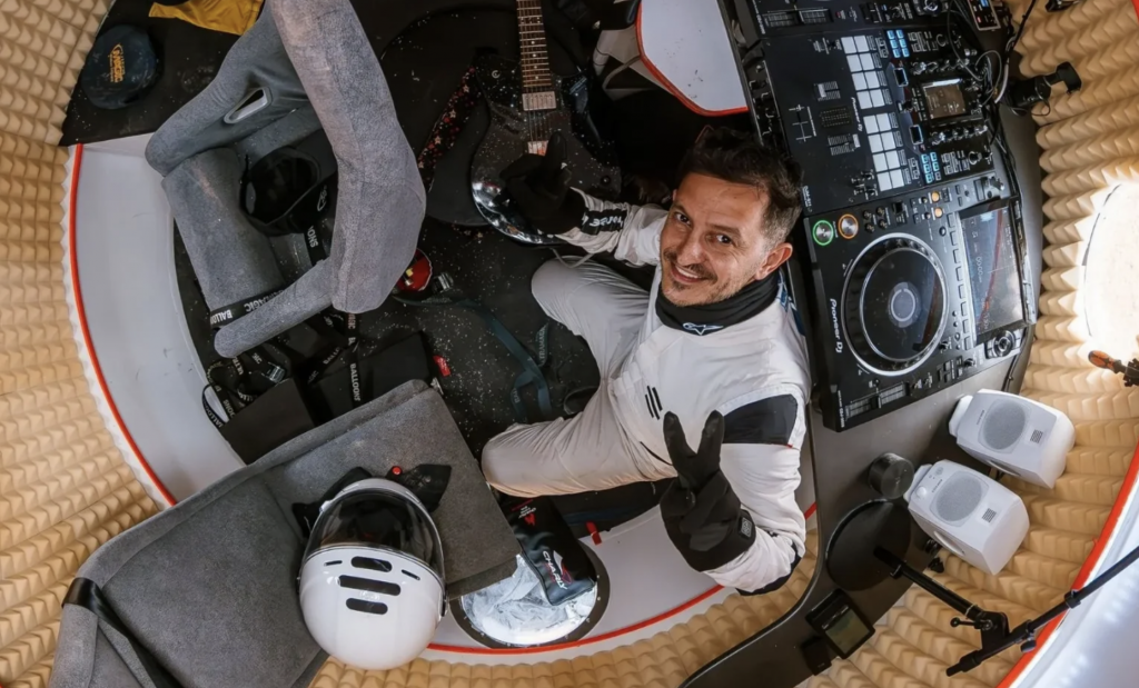 DJ rompe récord mundial por mezclar música a 16.700 metros de altura