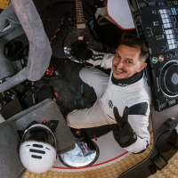 DJ rompe récord mundial por mezclar música a 16.700 metros de altura