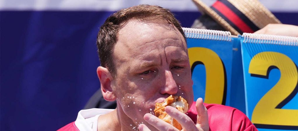 70 hot dogs en 10 minutos: ¡el campeón no afloja!