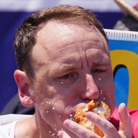70 hot dogs en 10 minutos: ¡el campeón no afloja!