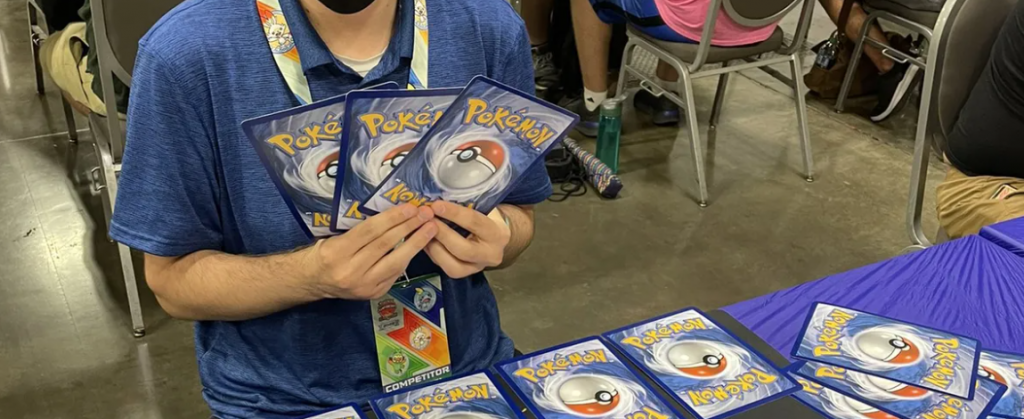 Chileno preso en torneo de cartas Pokemon por robar una mochila