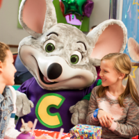 Detienen al ratón de Chuck  E. Cheese’s por hurto