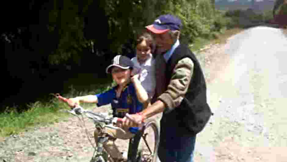 Falleció don Sergio, el abuelito que le enseñó a andar en bici al Cristian