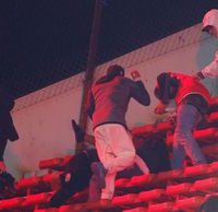 Hincha de Independiente quema cerveza “chilena” Schneider… pero es argentina
