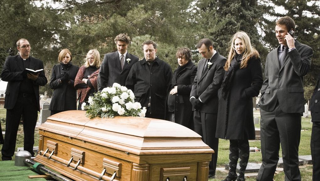 Pastor le pidió matrimonio a la viuda del funeral