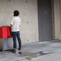 Peruano se vuelve viral por ‘manguerear’ a quienes orinan en la calle