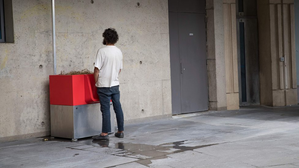 Peruano se vuelve viral por ‘manguerear’ a quienes orinan en la calle