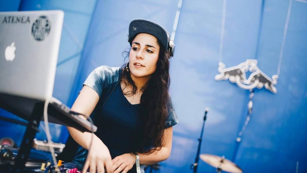 DJ Atenea: la única mujer y chilena que pondrá ritmo en Red Bull Batalla: Nueva Historia