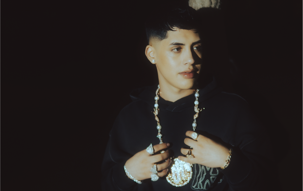 Cris MJ vuelve a sus raíces con “30 Mil Pies”, su nuevo himno urbano