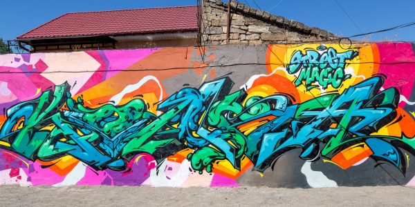 Grafitero burló a la seguridad y vandalizó avión en Santiago