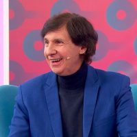 La cámara lo pilló y él saludó: Bambino Pons convierte un error en viral