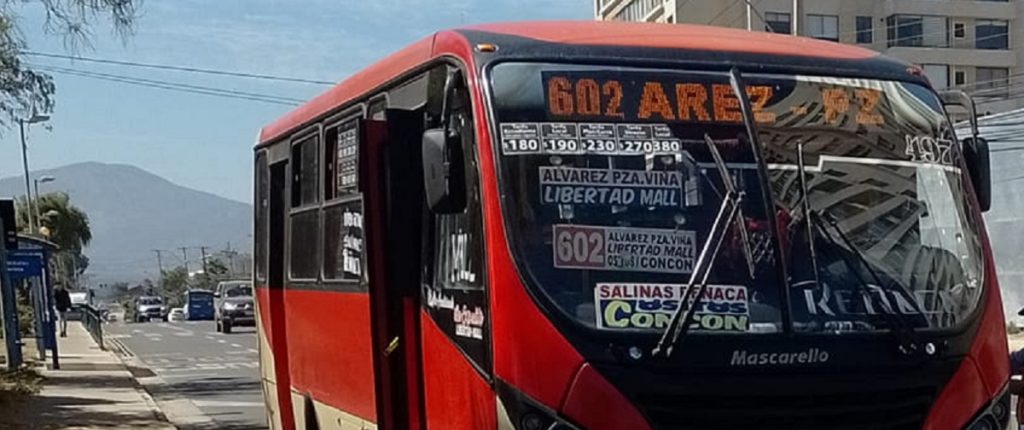 Violencia en Valparaíso: hombre destruye microbús a martillazos en plena calle