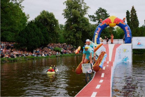 “31 Minutos” y “ACME SPA” entre las bicicletas más divertidas de “Red Bull Al Agua Pato”