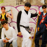 La boyband chilena Q_ARE estrena “1313”, inspirado en los chats de antaño