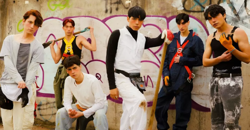 La boyband chilena Q_ARE estrena “1313”, inspirado en los chats de antaño