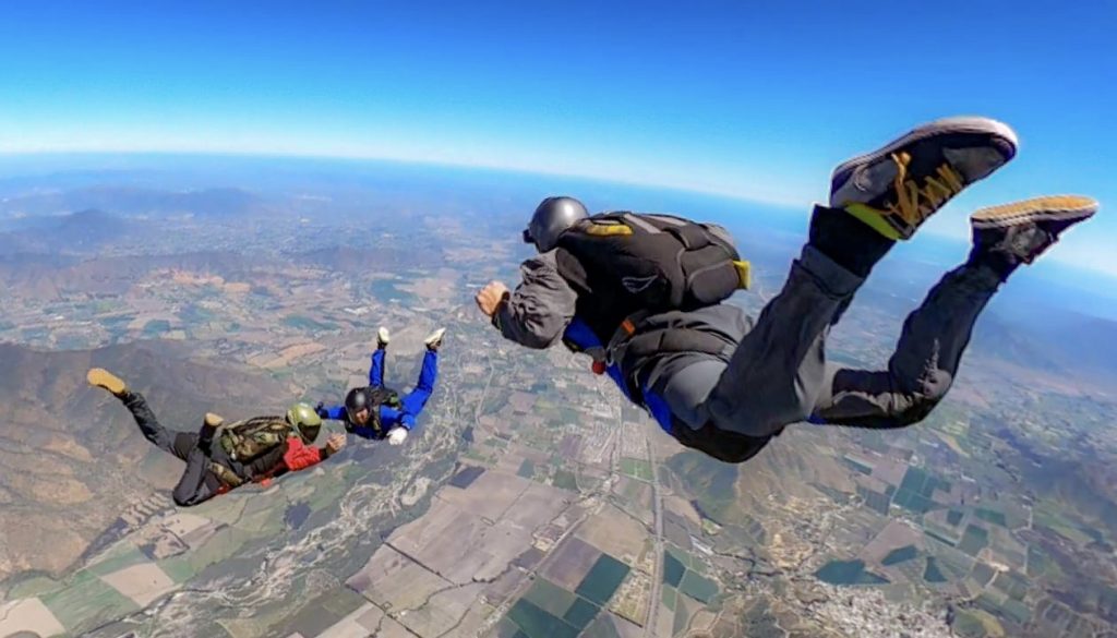 Paracaidista australiano sobrevive tras quedar colgado de un avión