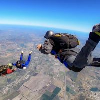 Paracaidista australiano sobrevive tras quedar colgado de un avión