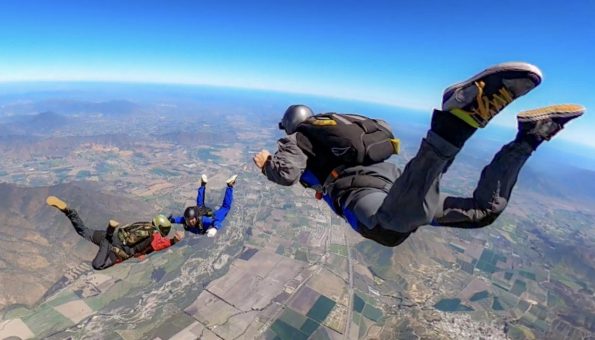 Paracaidista australiano sobrevive tras quedar colgado de un avión