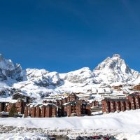 Esquiadores huyen aterrorizados mientras avalancha los envuelve en Italia