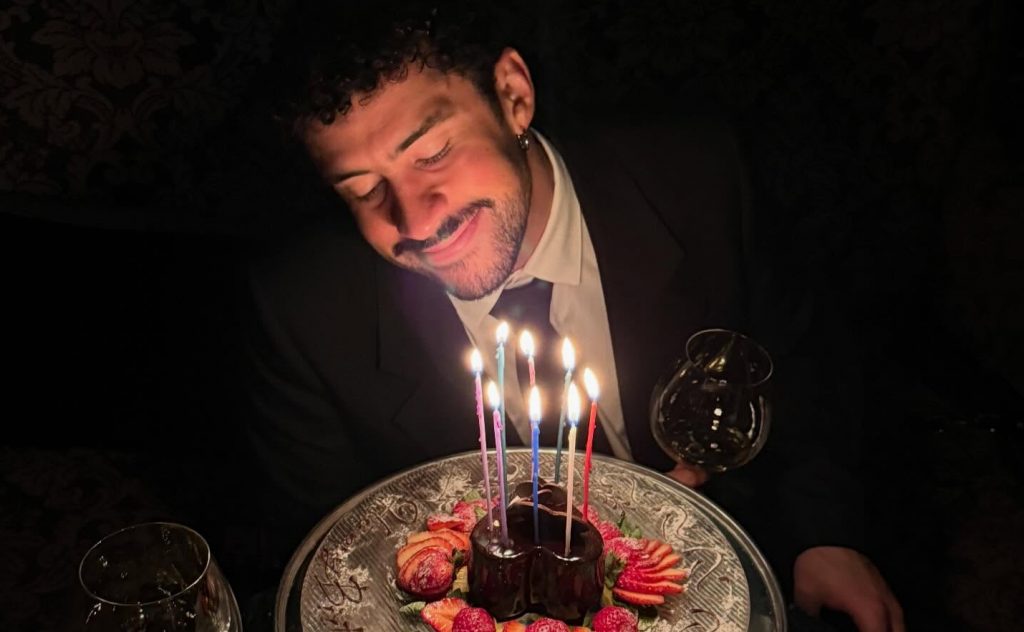 Elige el outfit para la fiesta: BAD BUNNY CUMPLE 32 AÑOS Y LO CELEBRA tempranito en su IG