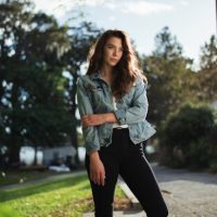 Cómo aprovechar las ofertas de temporada para armar looks con jeans y chaquetas sin equivocarte