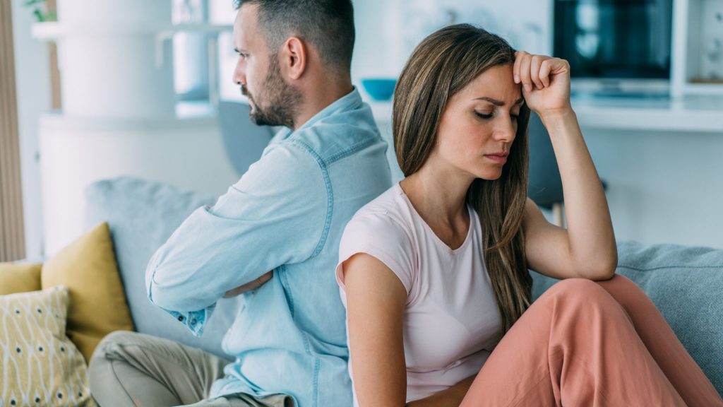 Mujer golpea su pareja con un cinturón tras negarse a tener relaciones sexuales