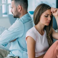 Mujer golpea su pareja con un cinturón tras negarse a tener relaciones sexuales