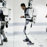 Mujer en China vuelve a caminar gracias a exoesqueleto