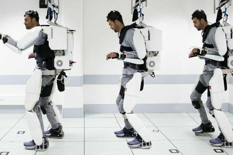 Mujer en China vuelve a caminar gracias a exoesqueleto