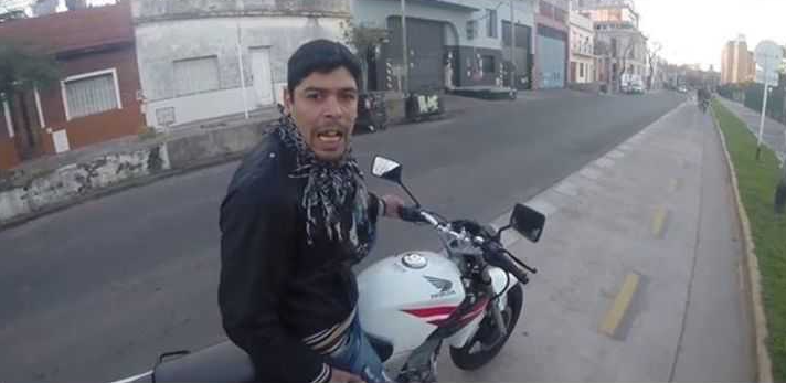 Motochorros intentan  robar a periodista dos veces