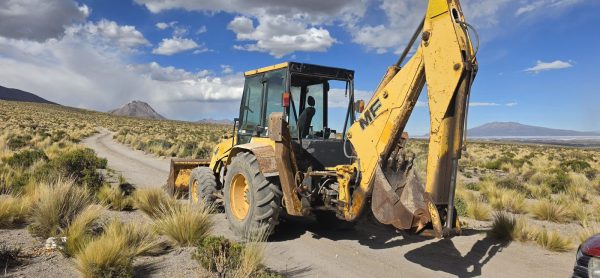 ¡¡Bolivianos nos están tapando la zanja en Colchane!!