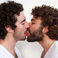 Solo en Chile, Argentina y Uruguay los hombres se saludan de beso