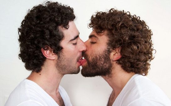 Solo en Chile, Argentina y Uruguay los hombres se saludan de beso