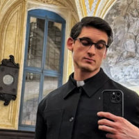 ¡Ama a Dios pero no cumplió el celibato! "Cura influencer" italiano abandona el sacerdocio para hacer contenido