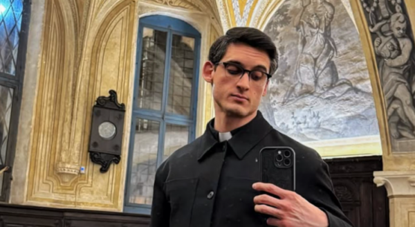 ¡Ama a Dios pero no cumplió el celibato! “Cura influencer” italiano abandona el sacerdocio para hacer contenido