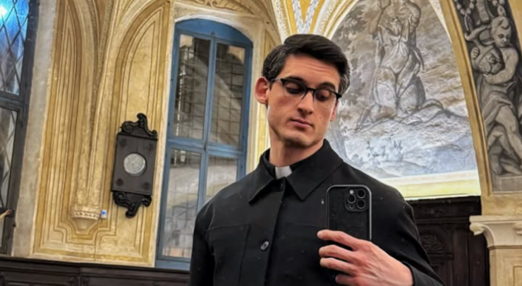 ¡Ama a Dios pero no cumplió el celibato! “Cura influencer” italiano abandona el sacerdocio para hacer contenido
