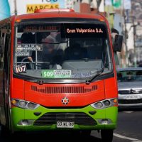 Viral chileno usa IA para mostrar el lado más extremo de los buses en Valpo