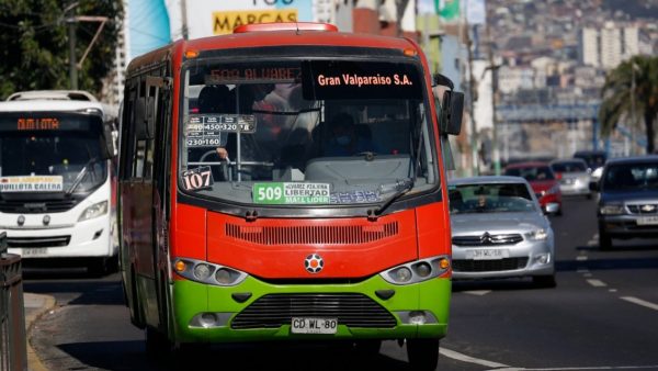 Viral chileno usa IA para mostrar el lado más extremo de los buses en Valpo