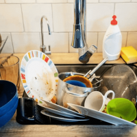 Niño que quiso mandar a su hermana y terminó lavando los platos entre lágrimas
