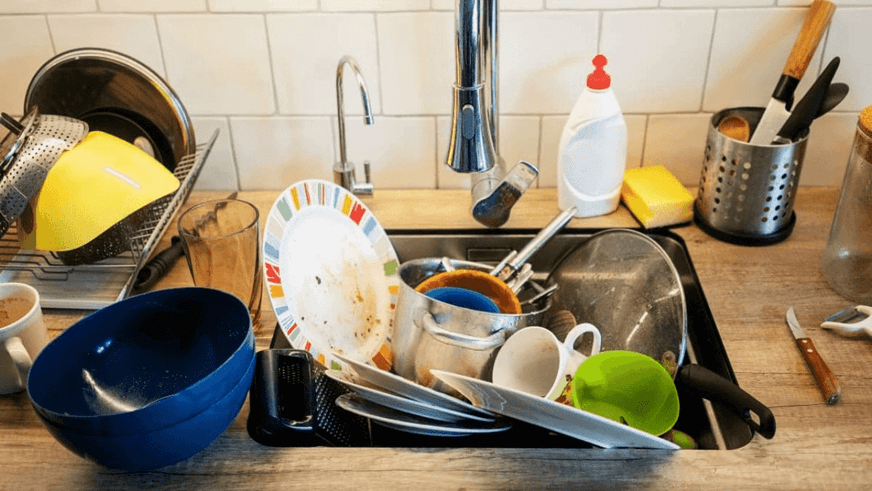 Niño que quiso mandar a su hermana y terminó lavando los platos entre lágrimas
