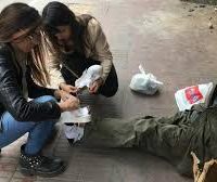 Le regaló empanadas a indigente y le preguntaron “¿no alcanzó para bebida?”