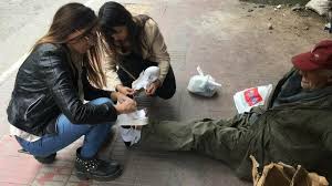 Le regaló empanadas a indigente y le preguntaron “¿no alcanzó para bebida?”