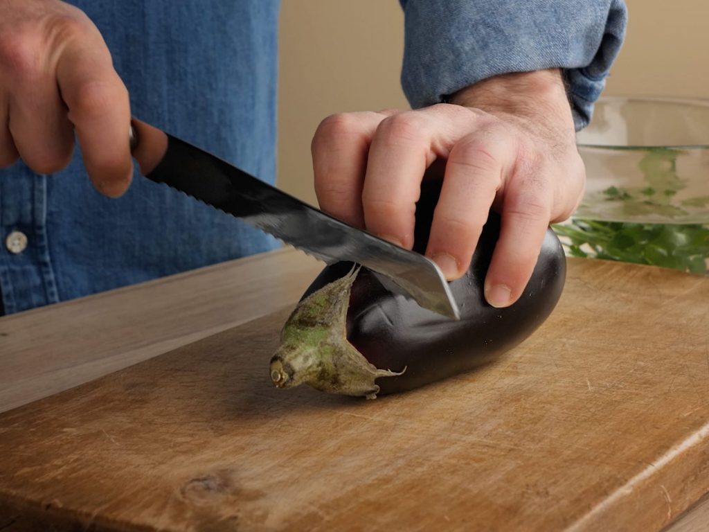 ¡Creía que iba a “salvar el mundo”! Hombre se cortó el pene y lo lanzó desde su auto en persecución policial