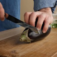 ¡Creía que iba a "salvar el mundo"! Hombre se cortó el pene y lo lanzó desde su auto en persecución policial