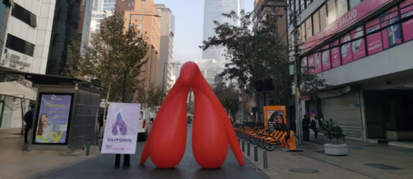 Un clítoris gigante apareció  en las calles de Santiago