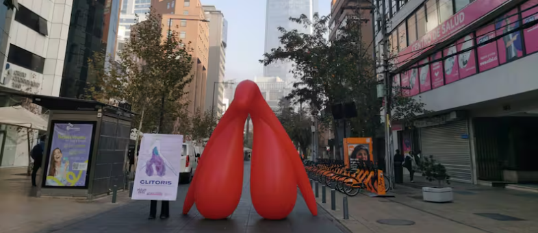 Un clítoris gigante apareció  en las calles de Santiago