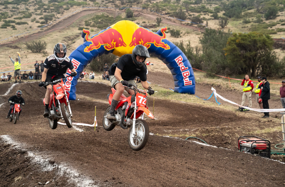 Llega a Chile Red Bull Small Bikes: caos y adrenalina en mini ruedas