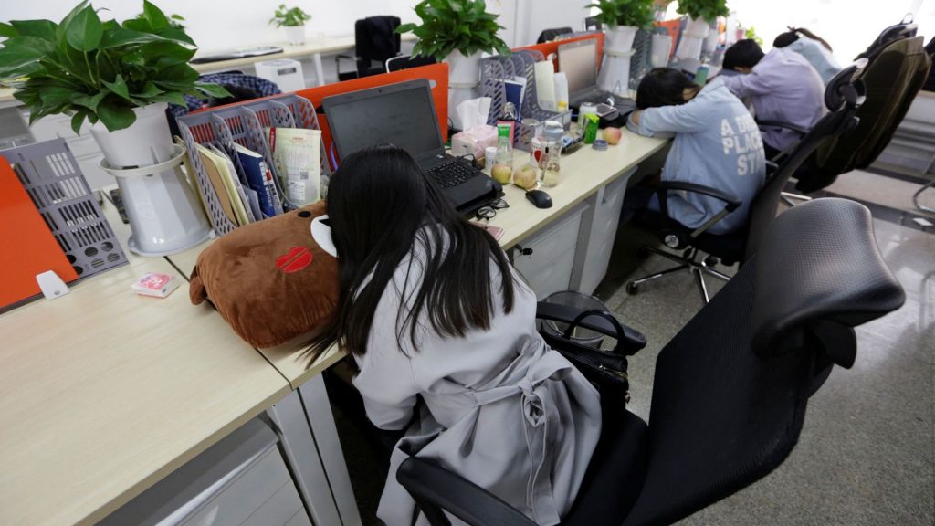 China: Mujer protestó durmiendo siesta en su trabajo
