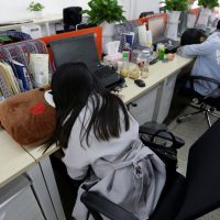 China: Mujer protestó durmiendo siesta en su trabajo